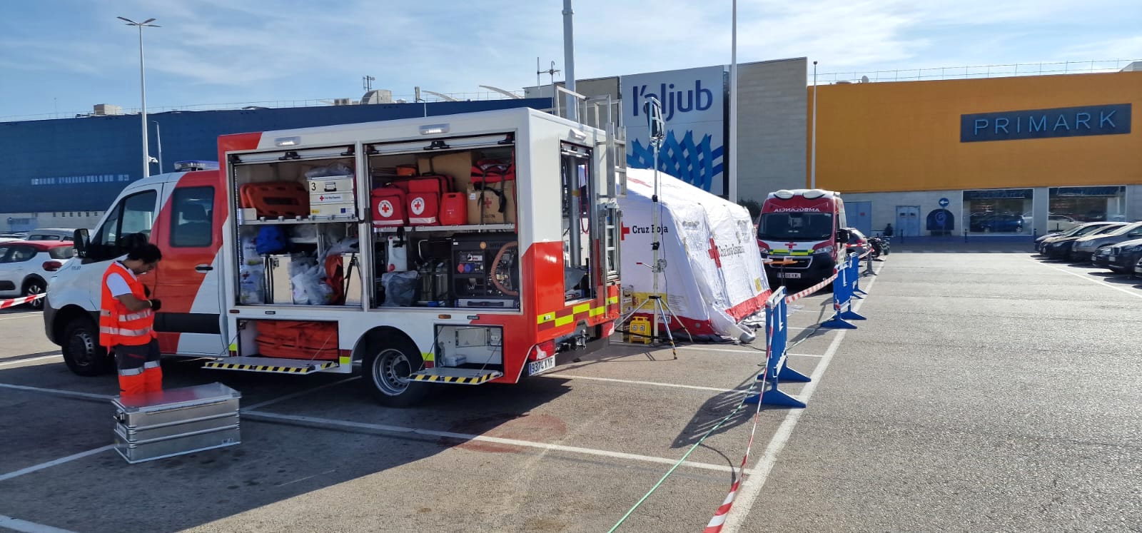 Cruz Roja exhibe este sábado en el centro comercial L’Aljub de Elche sus recursos de emergencia Cruz Roja exhibe este sábado en el centro comercial L’Aljub de Elche sus recursos de emergencia