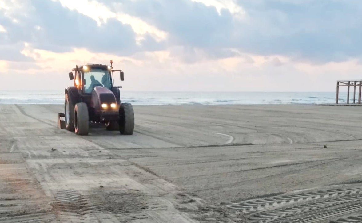 Tras el temporal, Orihuela vuelve a limpiar y a preparar sus playas Tras el temporal, Orihuela vuelve a limpiar y a preparar sus playas