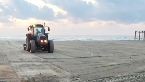 Tras el temporal la costa de Orihuela vuelve a limpiar sus playas para que estén preparadas limpieza playas