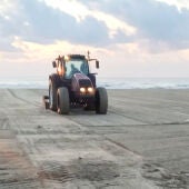 Tras el temporal la costa de Orihuela vuelve a limpiar sus playas para que estén preparadas   