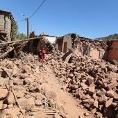 Los niños caminan entre los escombros de edificios dañados tras un potente terremoto en la aldea de Tinmel, al sur de Marrakech, Marruecos
