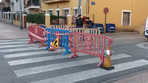 Regresa el suministro de agua a los 46 portales afectados por la rotura de una tubería en la calle Tuy de Alcalá de Henares Corte de la calle Tuy de Alcalá de Henares para continuar con los trabajos tras la rotura de una tubería de agua