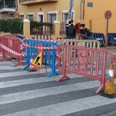 Regresa el suministro de agua a los 46 portales afectados por la rotura de una tubería en la calle Tuy de Alcalá de Henares