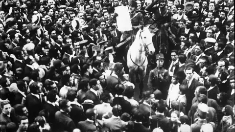Una muchedumbre escucha el manifiesto dictado por Miguel Primo de Rivera el 13 de septiembre de 1923. Wikipedia Golpe de Estado de Primo de Rivera