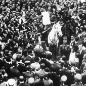 Una muchedumbre escucha el manifiesto dictado por Miguel Primo de Rivera el 13 de septiembre de 1923. Wikipedia