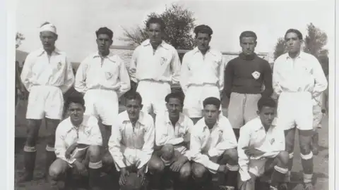 El CD Avance muestra sus 75 años de historia en una exposición en el Antiguo Hospital de Santa María la Rica de Alcalá de Henares Fotografía del primer equipo federado del Club Deportivo Avance