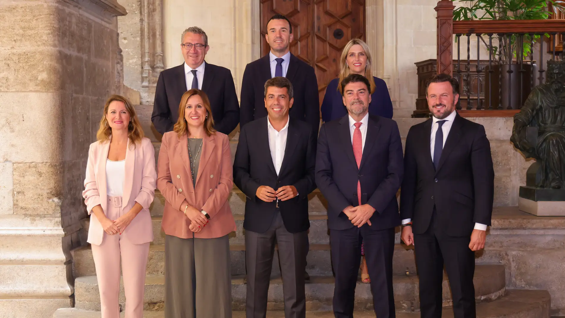 El presidente de la Generalitat Valenciana, Carlos Mazón (c), posa tras reunirse con los presidentes de las tres diputaciones provinciales, y con las alcaldesas y alcaldes de València, Castellón, Alicante y Elche, en el Palau de la Generalitat. 