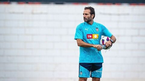 Baraja en un entrenamiento con el Valencia CF