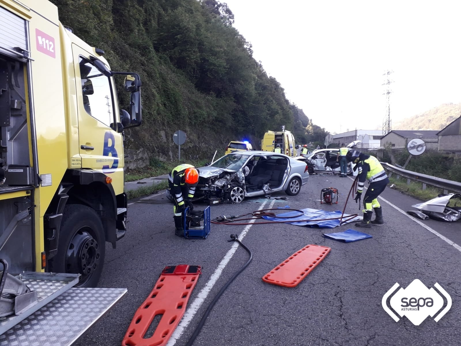 Tres heridos en una colisión cerca del hospital de Mieres Tres heridos en una colisión cerca del hospital de Mieres