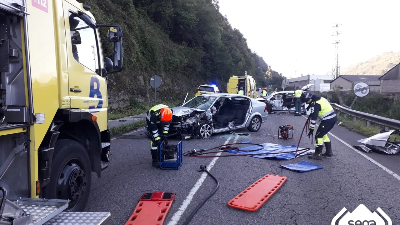 Tres heridos en una colisión cerca del hospital de Mieres