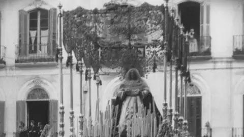 La Virgen irá en el trono de la Victoria de Archidona, un trono con palio de malla que hará que la Virgen de la Caridad recupere una estampa de hace 60 años La Virgen irá en el trono de la Victoria de Archidona, un trono con palio de malla que hará que la Virgen de la Caridad recupere una estampa de hace 60 años