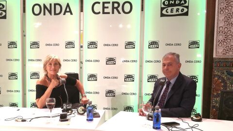 Julia Otero junto al alcalde de Sevilla, Jos&eacute; Luis Sanz
