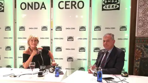 Julia Otero junto al alcalde de Sevilla, José Luis Sanz Julia Otero junto al alcalde de Sevilla, José Luis Sanz