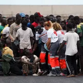 Un grupo de inmigrantes de los llegados a Canarias, ya en el puerto, son atendidos por personal de Cruz Roja Un grupo de inmigrantes de los llegados a Canarias, ya en el puerto, son atendidos por personal de Cruz Roja