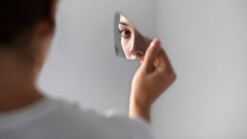 Persona mir&aacute;ndose al espejo 