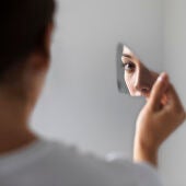 Persona mirándose al espejo 