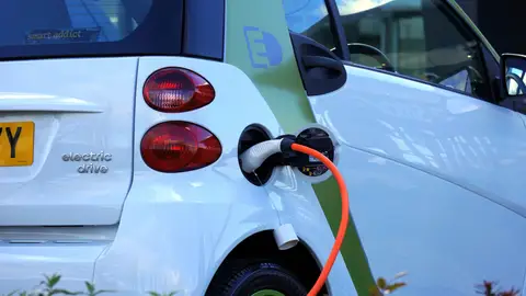 Los vehículos eléctricos contribuyen a reducir la contaminación urbana Los vehículos eléctricos contribuyen a reducir la contaminación urbana