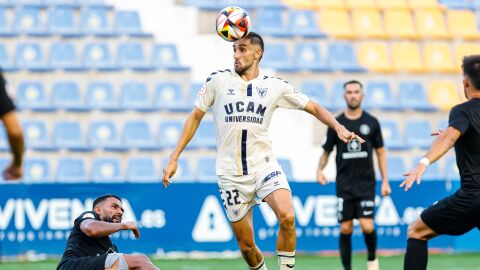 Jorge García, jugador del UCAM, ante El Palo