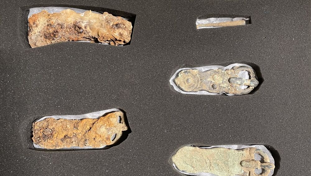 De izquierda a derecha, y de arriba a abajoa: cabezas de hachas, cadena, gancho de huso y hebillas de cinturones.