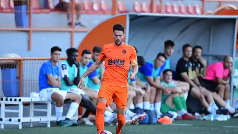 Raúl Ruiz conduce el balón con la camiseta del Torrent. Raúl Ruiz conduce el balón con la camiseta del Torrent.