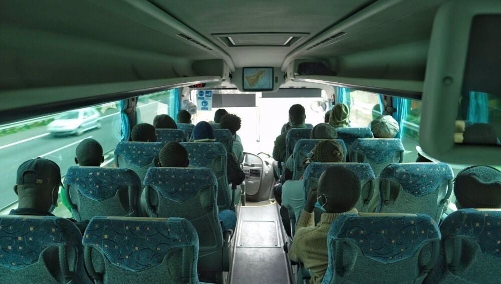 Menores migrantes son trasladados en guagua en Tenerife