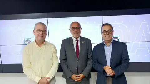 Òscar Gorgues, gerent de la Cambra de la Propietat Urbana de Barcelona, Carles Sala, Portaveu i Director de l’Àrea Jurídica del Col·legi d’API de Barcelona i de l’Associació d’Agents Immobiliaris de Catalunya i Lorenzo Viñas, president del Col·legi Administradors de Finques de Barcelona-Lleida. Òscar Gorgues, gerent de la Cambra de la Propietat Urbana de Barcelona, Carles Sala, Portaveu i Director de l’Àrea Jurídica del Col·legi d’API de Barcelona i de l’Associació d’Agents Immobiliaris de Catalunya i Lorenzo Viñas, president del Col·legi Administradors de Finques de Barcelona-Lleida.