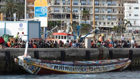 Cayuco este miércoles en el muelle de Los Cristianos, Tenerife 