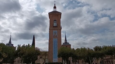 La Torre de Santa Mar&iacute;a de Alcal&aacute; de Henares luce un cartel conmemorativo de la celebraci&oacute;n de las Fiestas Patronales de la Virgen del Val