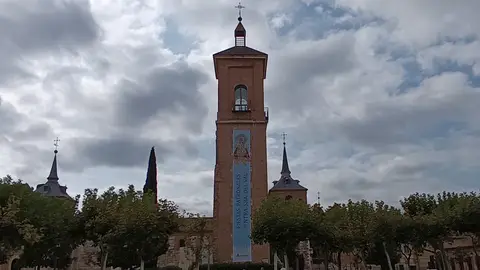 Alcalá de Henares se prepara para la celebración de sus Fiestas Patronales en honor de la Virgen del Val La Torre de Santa María de Alcalá de Henares luce un cartel conmemorativo de la celebración de las Fiestas Patronales de la Virgen del Val