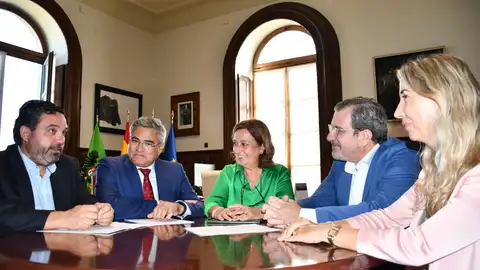 Diputación y FEDETO buscan soluciones para dinamizar la economía tras la DANA Diputación y FEDETO buscan soluciones para dinamizar la economía tras la DANA