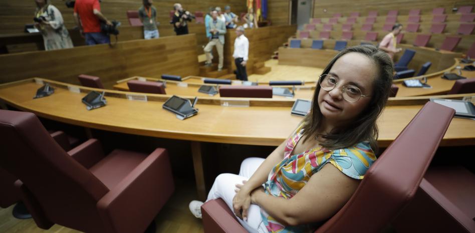 Mar Galcerán, primera diputada con Síndrome de Down, recoge su acta en Les Corts: "Que no vean la discapacidad, que vean a la persona" Mar Galcerán, primera diputada con Síndrome de Down, recoge su acta en Les Corts: "Que no vean la discapacidad, que vean a la persona"