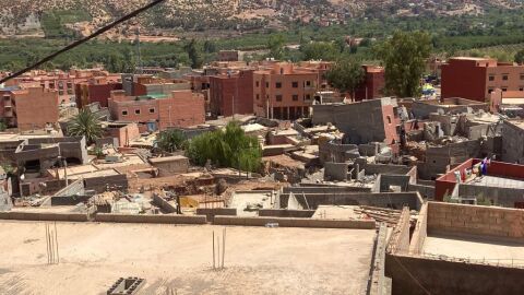 Casas destrozadas en Asni, Atlas marroqu&iacute;, donde muchas personas siguen haciendo vida normal