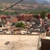 Casas destrozadas en Asni, Atlas marroquí, donde muchas personas siguen haciendo vida normal