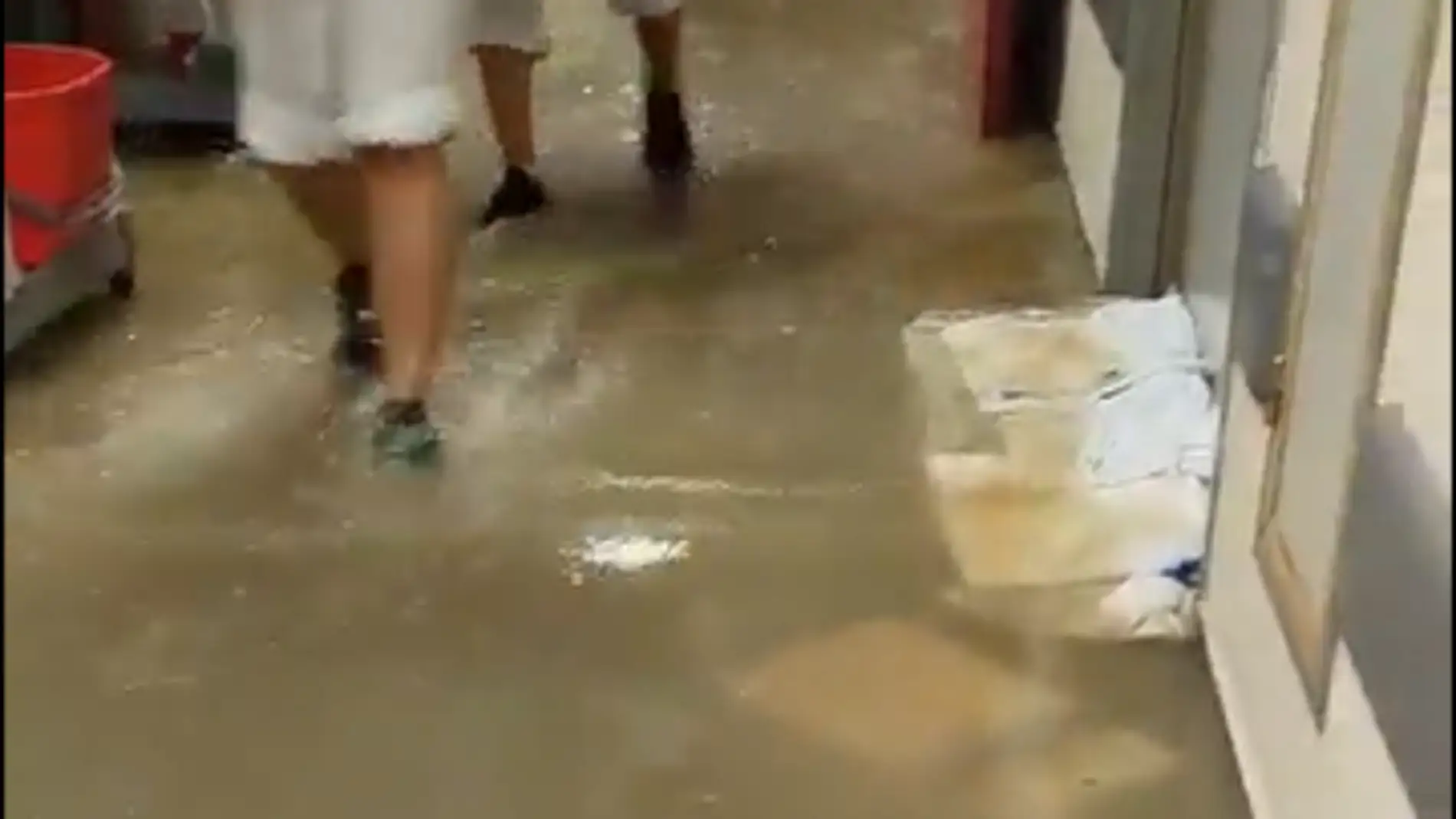 La rotura de una tubería en el Metro de Madrid inunda las Urgencias del Hospital La Paz