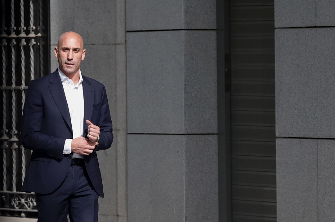 Luis Rubiales guarda silencio a su llegada a la Audiencia Nacional para declarar por el beso a Jenni Hermoso Luis Rubiales guarda silencio a su llegada a la Audiencia Nacional para declarar por el beso a Jenni Hermoso