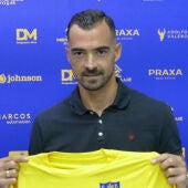 El Orihuela CF presenta a su fichaje estrella, Miguel de las Cuevas, previo al partido del domingo 