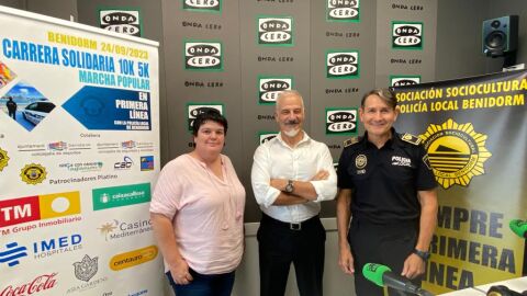 El policia local de Benidorm, Manolo Villal&oacute;n, junto a Toni Robles y Marta Llinares director y coordinadora de Onda Cero Marina Baixa.