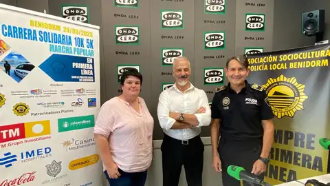El policia local de Benidorm, Manolo Villalón, junto a Toni Robles y Marta Llinares director y coordinadora de Onda Cero Marina Baixa. El policia local de Benidorm, Manolo Villalón, junto a Toni Robles y Marta Llinares director y coordinadora de Onda Cero Marina Baixa.
