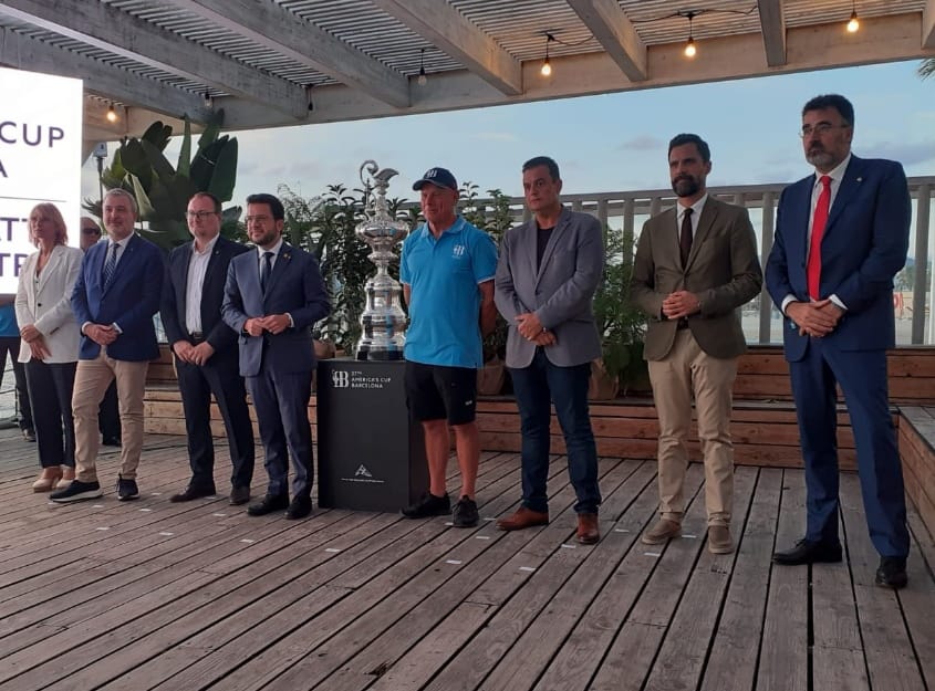 Juan Luís Ruiz: "La Copa Amèrica és un esdeveniment sense precedents que projecta el comerç, la restauració, la cultura i el sector nàutic" Juan Luís Ruiz: "La Copa Amèrica és un esdeveniment sense precedents que projecta el comerç, la restauració, la cultura i el sector nàutic"