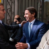  Alberto Núñez Feijóo saluda al ex presidente del Gobierno José María Aznar 