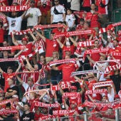 Seguidores del Union Berlin animando a su equipo durante un partido