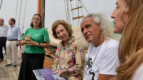 SM Doña Sofía La reina ha participado en la campaña de Proyecto LIBERA en las playas de San Javier