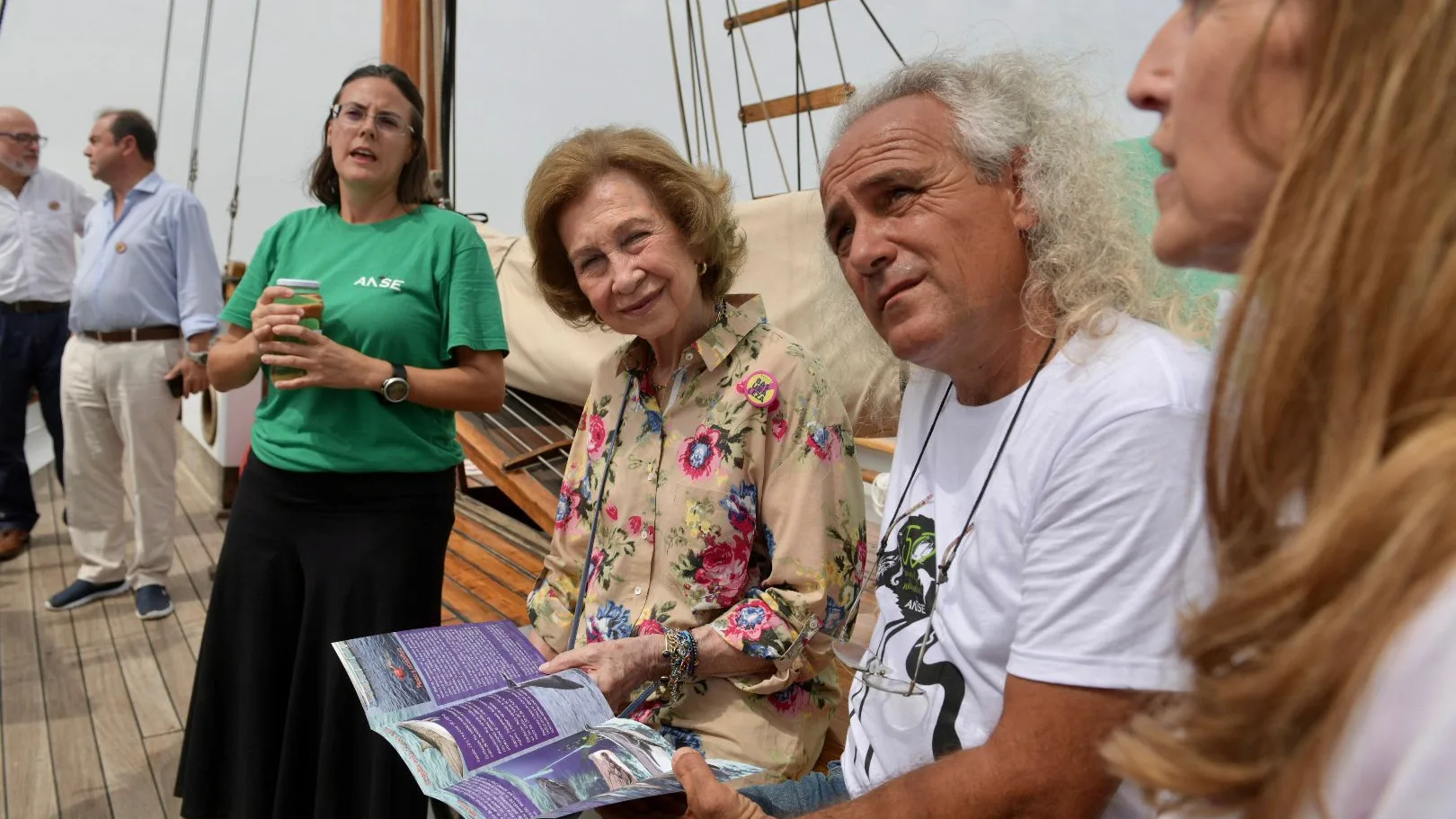 SM Doña Sofía La reina ha participado en la campaña de Proyecto LIBERA en las playas de San Javier