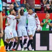 Los jugadores del Sevilla celebran el primer gol del equipo sevillista durante el encuentro frente a Las Palmas 