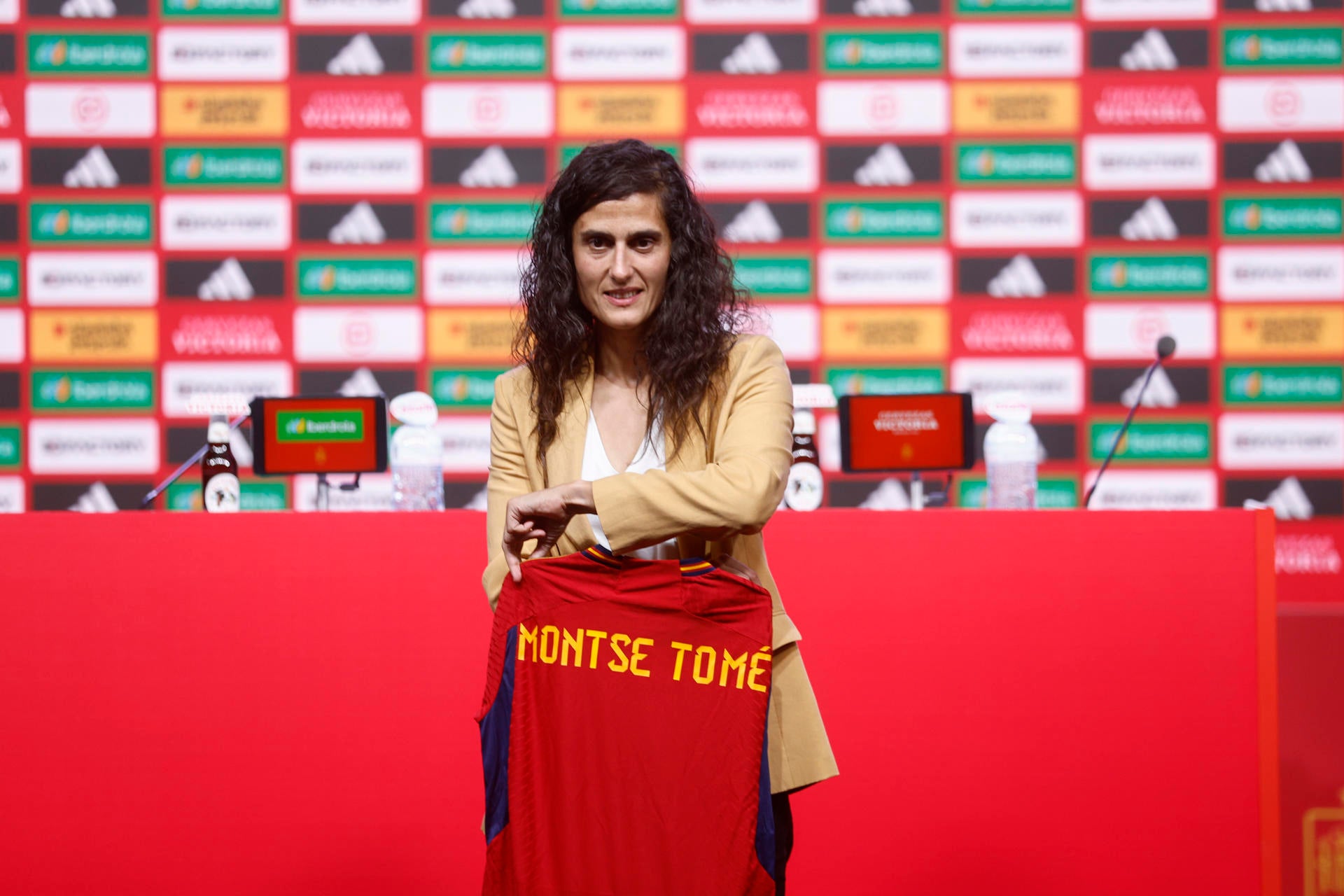 Montse Tomé explica la ausencia de Jenni Hermoso en su primera lista: "Es la mejor manera de protegerla" Montse Tomé explica la ausencia de Jenni Hermoso en su primera lista: "Es la mejor manera de protegerla"