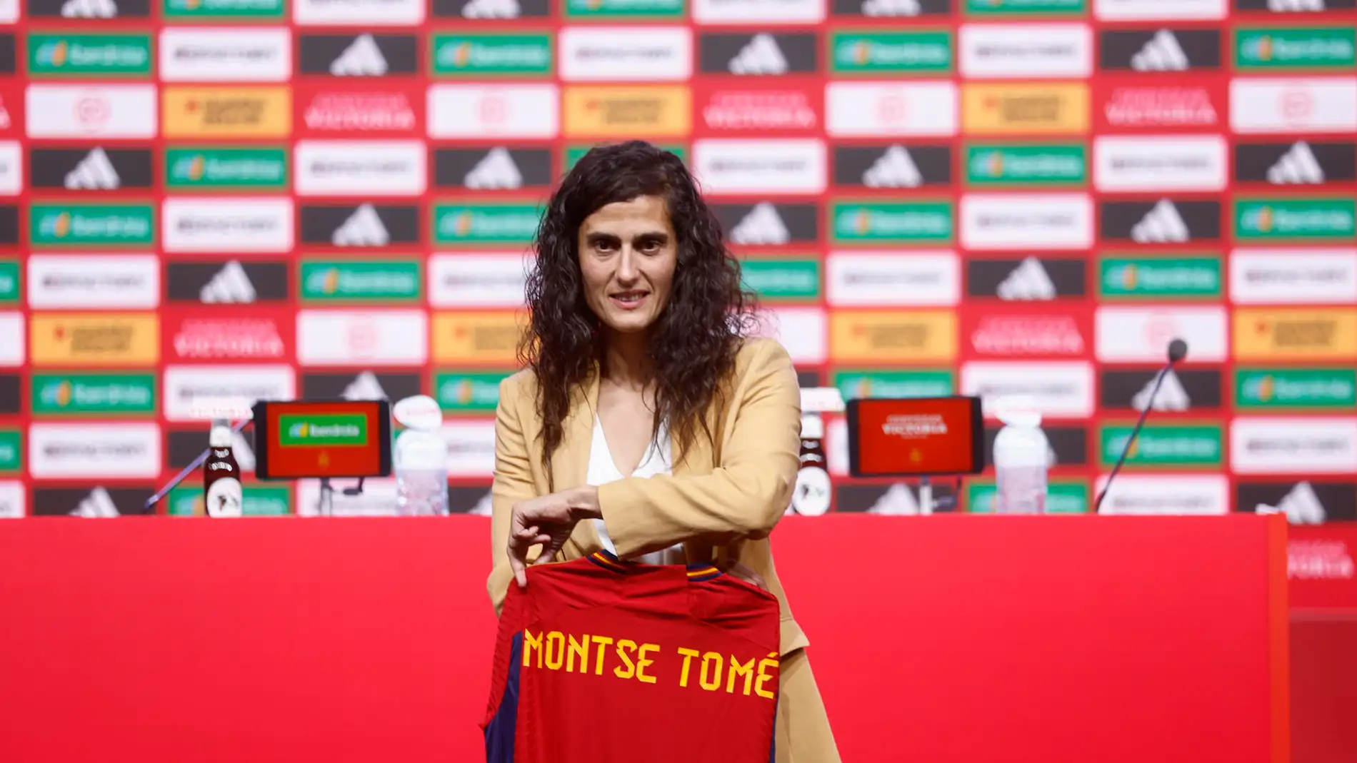 La nueva seleccionadora absoluta, Montse Tomé, posa durante su presentación en la Ciudad del Fútbol de Las Rozas.