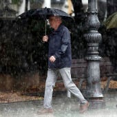 Dos personas protegiéndose de la lluvia con un paraguas