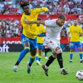 Sergio Ramos del Sevilla FC y Sory Kaba de la UD Las Palmas, disputan un balón durante el partido de liga correspondiente a la quinta jornada que se ha disputado en el estadio Ramón Sánchez Pizjúan de Sevilla