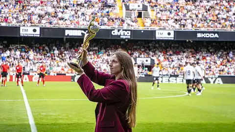 Y Enith Salón recibió su merecido homenaje en Mestalla Y Enith Salón recibió su merecido homenaje en Mestalla