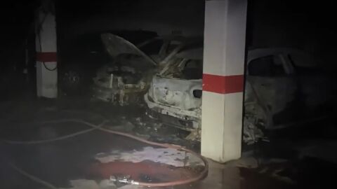 coches calcinados tras el incendio en un garaje del barrio de Espartales de Alcal&aacute; de Henares